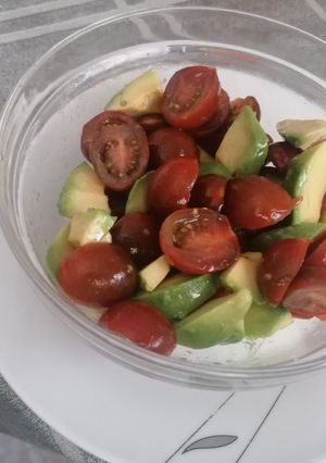 Foto principal de Ensalada de aguacate y tomates cherry