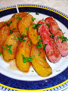 Una foto de Salchichas frescas con manzanas caramelizadas fácil