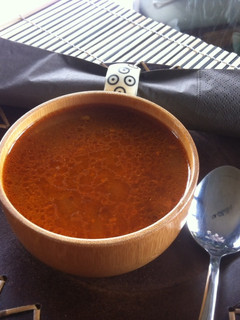 Una foto de Sopa de ajo y gambas