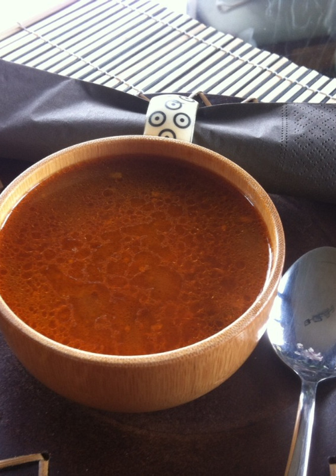 Una foto de Sopa de ajo y gambas