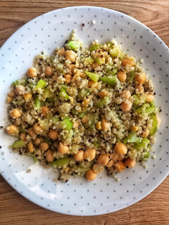 Una foto de Quinoa con garbanzos y calabacín 🥒