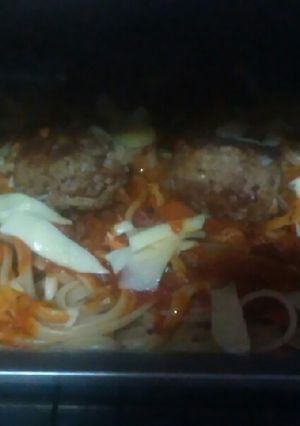 Una foto de Tallarines con salsa de tomate y albóndigas horneadas