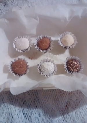 Una foto de Trufas de avena chocolate y coco