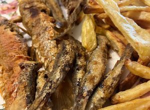 Una foto de Pescadito Frito con Patatas !!!!