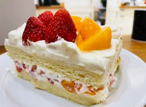 Foto resep Soft peach and strawberry cake !
