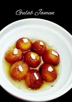 A picture of Gulab Jamun.