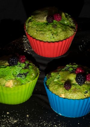 Una foto de 🎃Muffins🎃 para Halloween  (Chocolate blanco y moras) 💚