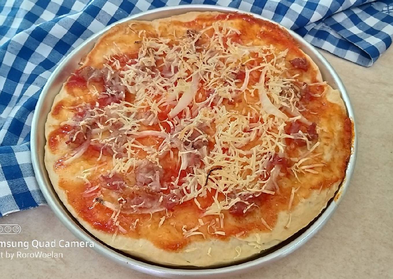 Thin crust beff chesse pizza
