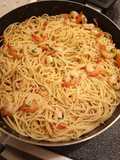 Spaghetti con camarones y perejil