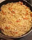 Spaghetti con camarones y perejil
