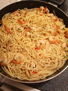 Una foto de Spaghetti con camarones y perejil