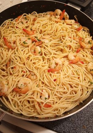 Una foto de Spaghetti con camarones y perejil