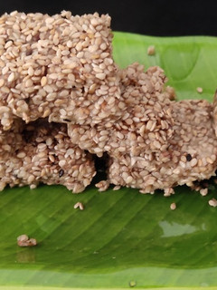તલ ની સુખડી (Til Sukhadi Recipe In Gujarati) રેસીપી મુખ્ય ફોટો