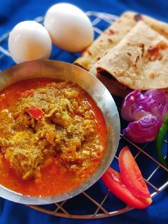 फोडलेल्या अंड्याची करी (phodleya andyachi curry recipe in marathi) रेसिपी चे मुख्य फोटो
