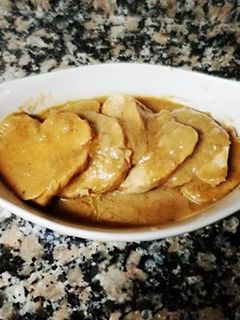 Una foto de Pechuga de pavo en salsa de queso y arándanos con miel