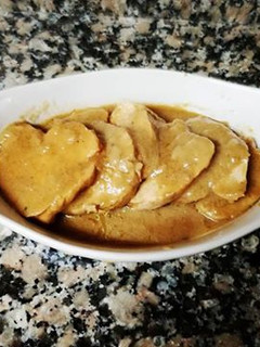 Una foto de Pechuga de pavo en salsa de queso y arándanos con miel