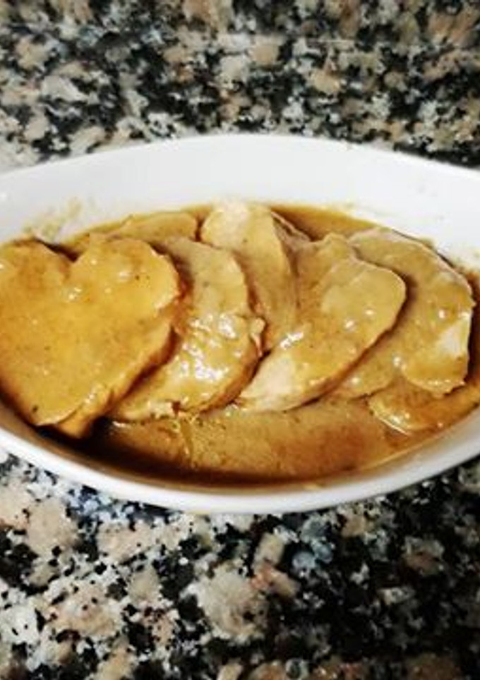 Una foto de Pechuga de pavo en salsa de queso y arándanos con miel