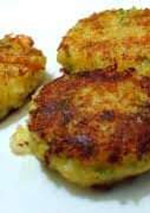 आलू के कटलेट (aloo ke cutlet recipe in Hindi) रेसिपी मुख्य फोटो