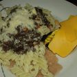 Pasta con salsa de morcilla y tostada vegetariana