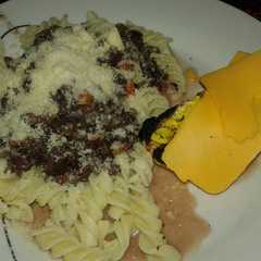 Foto principal de Pasta con salsa de morcilla y tostada vegetariana