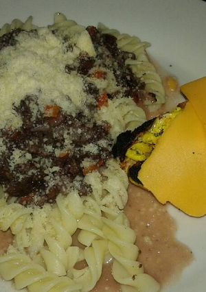 Una foto de Pasta con salsa de morcilla y tostada vegetariana