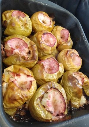 Una foto de Manzanas al horno con vino tinto y edulcorante 😚