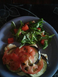 Una foto de Suprema de pollo salteada con colchon de berenjena y tomate