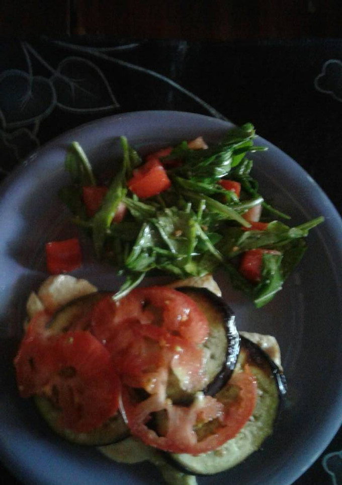 Una foto de Suprema de pollo salteada con colchon de berenjena y tomate