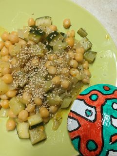 Una foto de Garbanzos con calabacín a la naranja