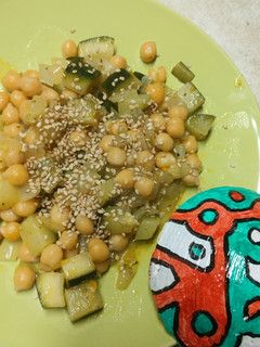 Una foto de Garbanzos con calabacín a la naranja