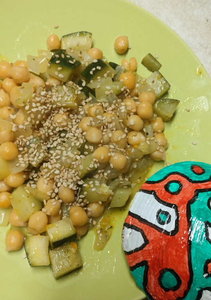 Una foto de Garbanzos con calabacín a la naranja