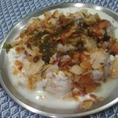 A picture of Dahi bhalle papdi.