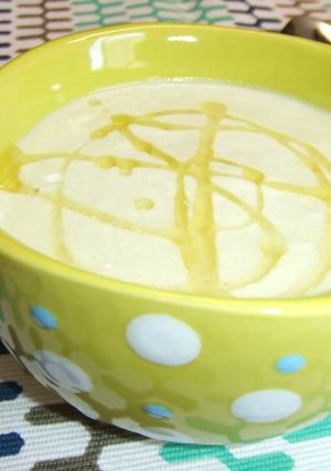 Una foto de Sopa fría de melón y aguacate a la lima