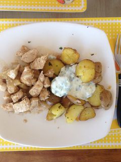 Una foto de Pollo con piña y papas doradas con salsa