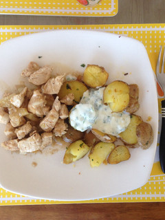Una foto de Pollo con piña y papas doradas con salsa