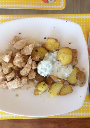 Una foto de Pollo con piña y papas doradas con salsa