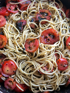 Una foto de Spaghetti sin gluten con salsa pesto y tomatitos cherry!!