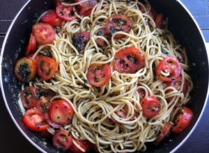 Una foto de Spaghetti sin gluten con salsa pesto y tomatitos cherry!!
