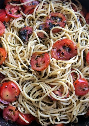 Una foto de Spaghetti sin gluten con salsa pesto y tomatitos cherry!!
