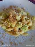 Pennette e cavolo romanesco con pangrattato aromatizzato con alici