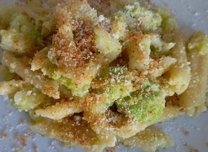 Foto di Pennette e cavolo romanesco con pangrattato aromatizzato con alici