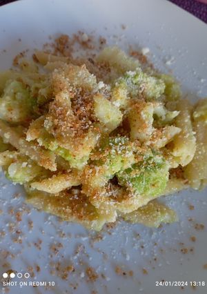 Foto di Pennette e cavolo romanesco con pangrattato aromatizzato con alici