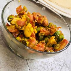A picture of Gajar matar aaloo.