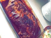 Una foto de costillar asado con salsa barbacoa