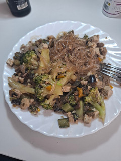 Una foto de Fideos de cristal con verduras y tofu