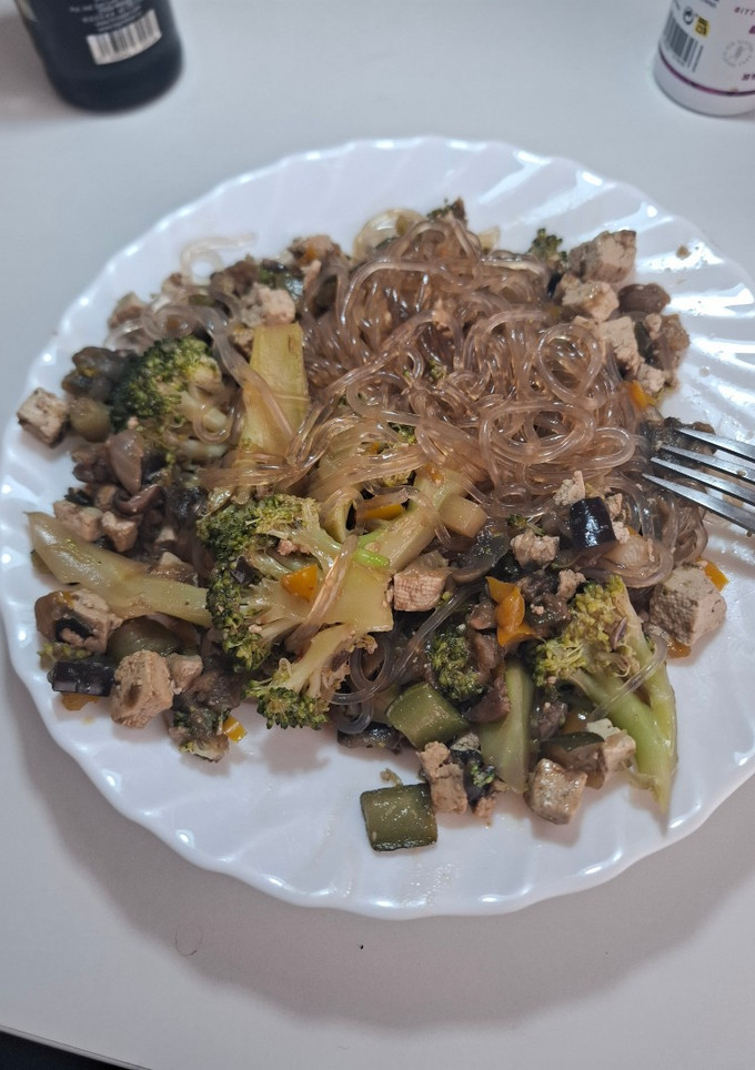 Una foto de Fideos de cristal con verduras y tofu