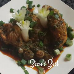 A picture of Hari Pyaaz with Chicken.
