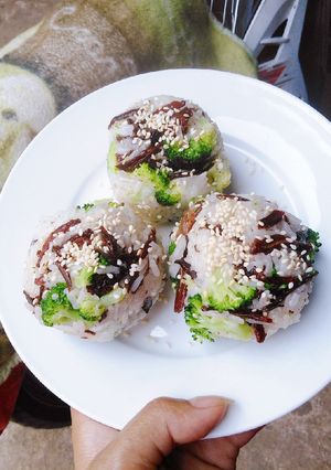 Hình của món Cơm nắm cá cơm.