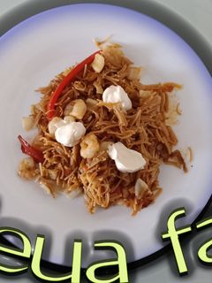 Una foto de Fideuá con gambas y sepia