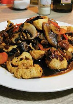 Una foto de Wok oriental de verduras y pollo